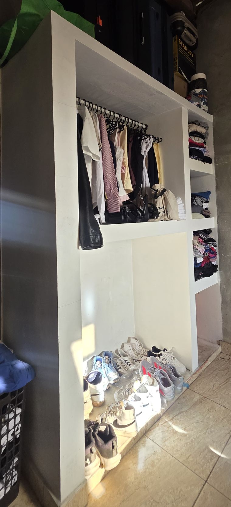 Closet de gypsum blanco terminado en El Crucero, con perchero, repisas laterales y espacio para zapatos